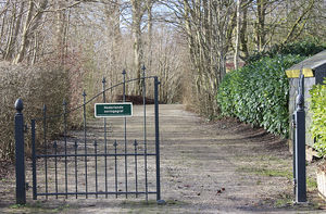 toegangshek naar de algemene begraafplaats in Wehe den Hoorn