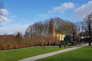 zicht op het Marnehoes vanaf de algemene begraafplaats in Wehe den Hoorn