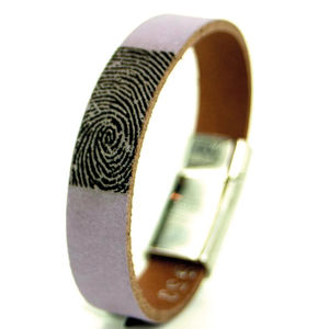 leren armband met vingerafdruk (vergroot), uit onze collectie vingerafdruk sieraden.