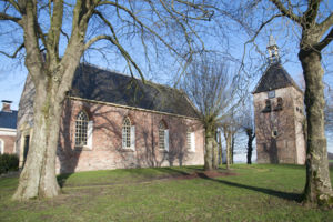 voormalige Hervormde Kerk in Den Andel met een losstaande toren