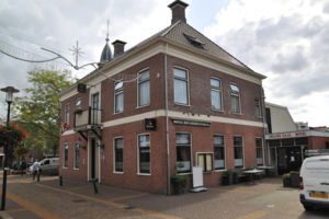 Hotel Het Gemeentehuis heeft een grote zaal met veel zitplaatsen