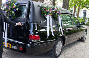 onze Ford rouwauto - zwarte kleur. Bijzonder bij deze auto is dat de bloemen aan de buitenkant gehangen kunnen worden