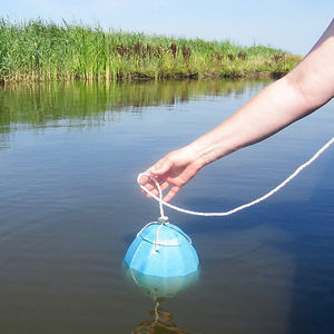 op een eenvoudige manier verstrooien of bijzetten in het water, bijvoorbeeld de Waddenzee