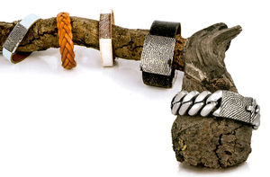 uit onze collectie: diverse armbanden met vingerafdruk
