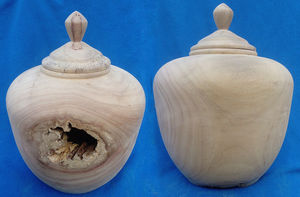 voorbeeld uit onze collectie: urn gemaakt van oud hout