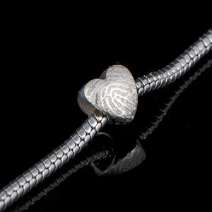 voorbeeld van een bead - hartje, in zilver met lichte vingerafdruk
