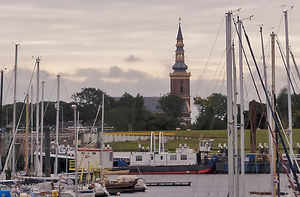 vanuit de haven van Delfzijl zicht op de kerktoren van Farmsum