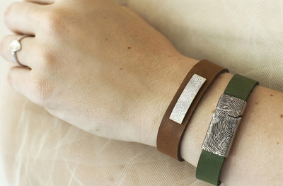 uit onze collectie met vingerafdruksieraden: leren armbanden met vingerafdruk