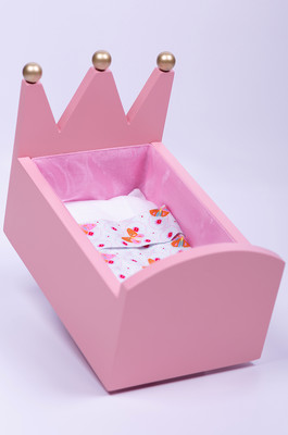 Uit onze collectie Wiegekindje©: kroonkistje Vlindertje, voor een kindje van ongeveer 25 cm - met roze bekleding en een dekentje met vlindertjes