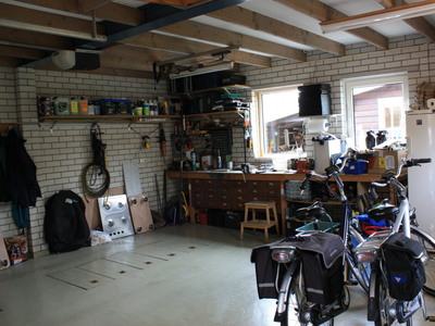 Een gedeelte van een garage kan als opbaarkamer worden gemaakt. 